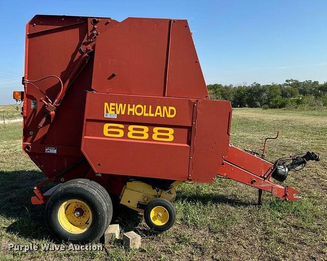 Image of New Holland 688 equipment image 3