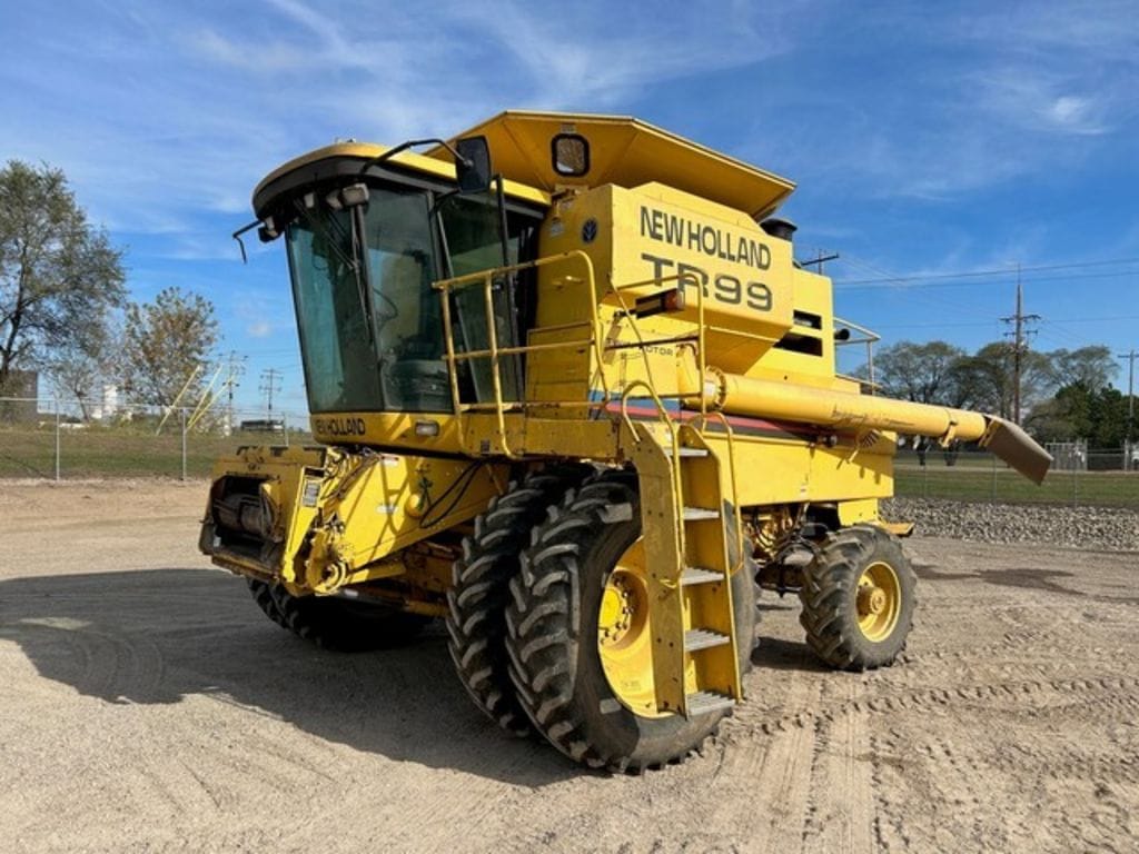 2001 New Holland TR99 Equipment Image0