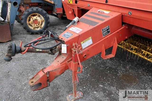 Image of New Holland 678 equipment image 4