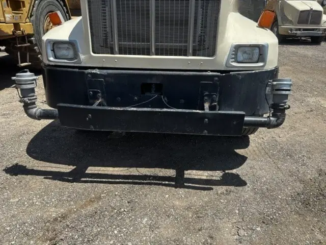 Image of Peterbilt 330 equipment image 2