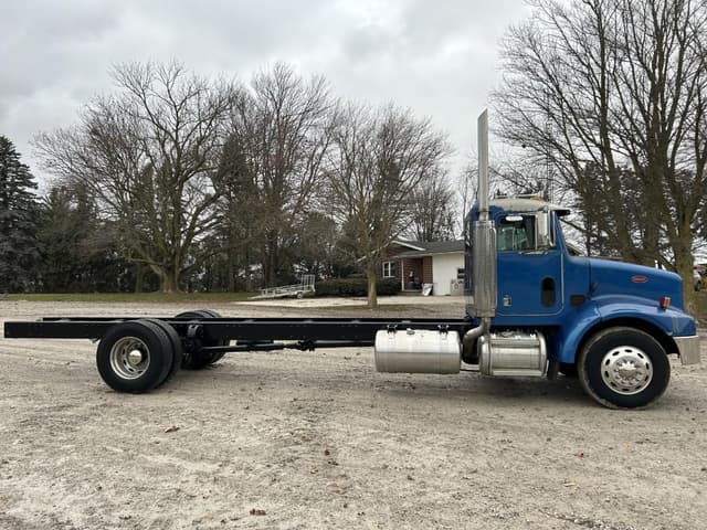 Image of Peterbilt 330 equipment image 3