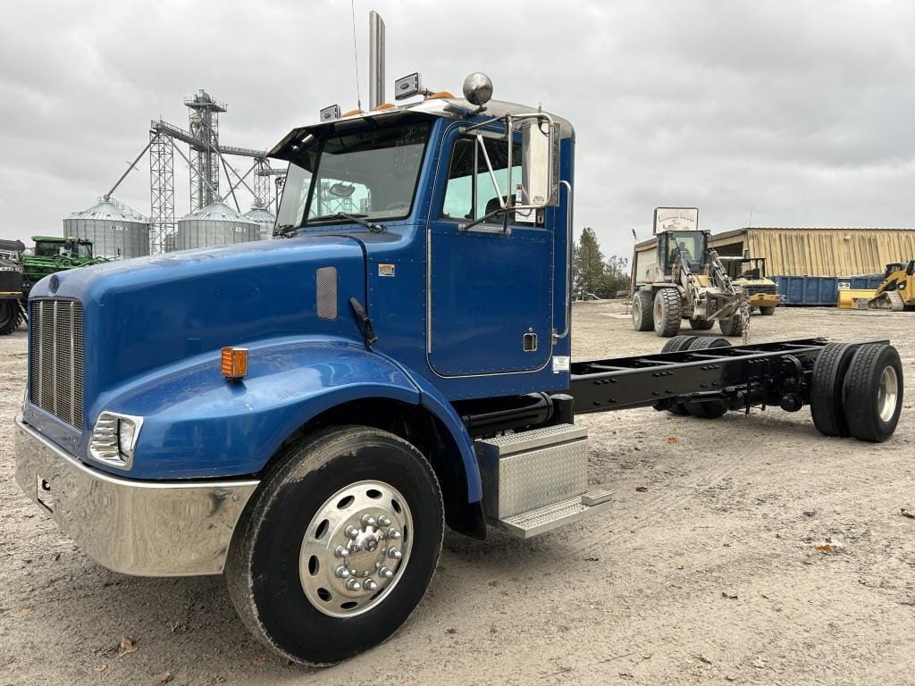 2001 Peterbilt 330 Equipment Image0