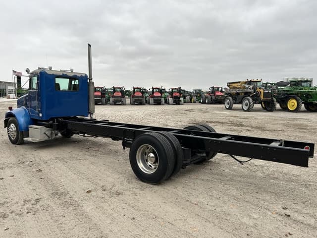 Image of Peterbilt 330 equipment image 4