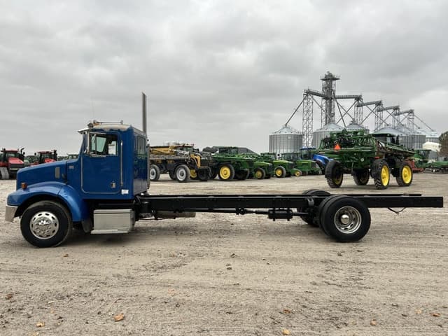 Image of Peterbilt 330 equipment image 2