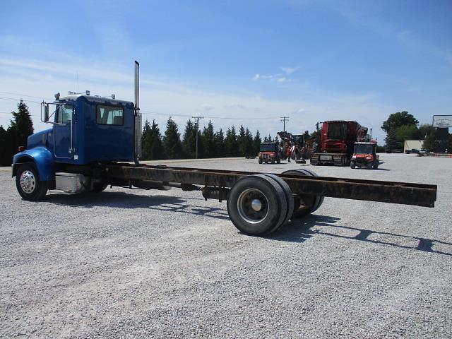 Image of Peterbilt 330 equipment image 4