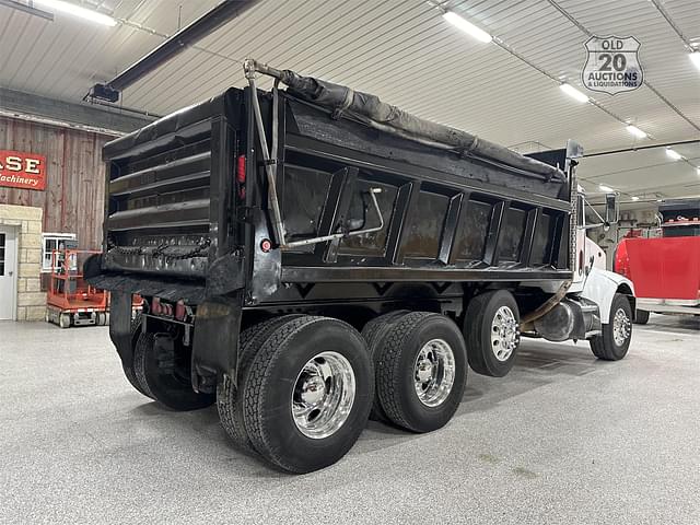 Image of Peterbilt 330 equipment image 2