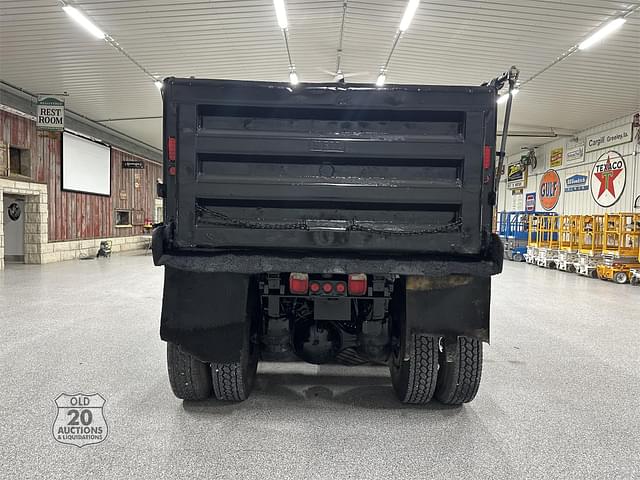 Image of Peterbilt 330 equipment image 3