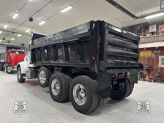 Image of Peterbilt 330 equipment image 4