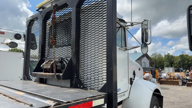 Image of Peterbilt 330 equipment image 4