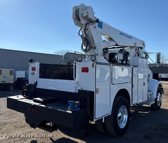 Image of Peterbilt 330 equipment image 4