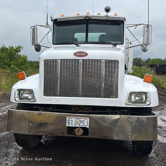 Image of Peterbilt 330 equipment image 1