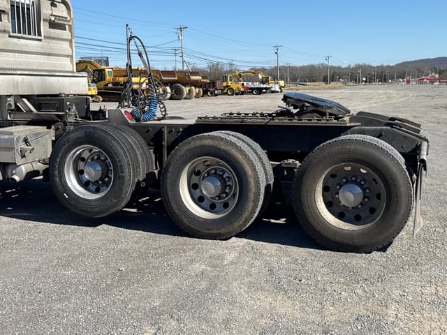 Image of Peterbilt 379 equipment image 4