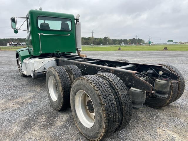 Image of Peterbilt 385 equipment image 2