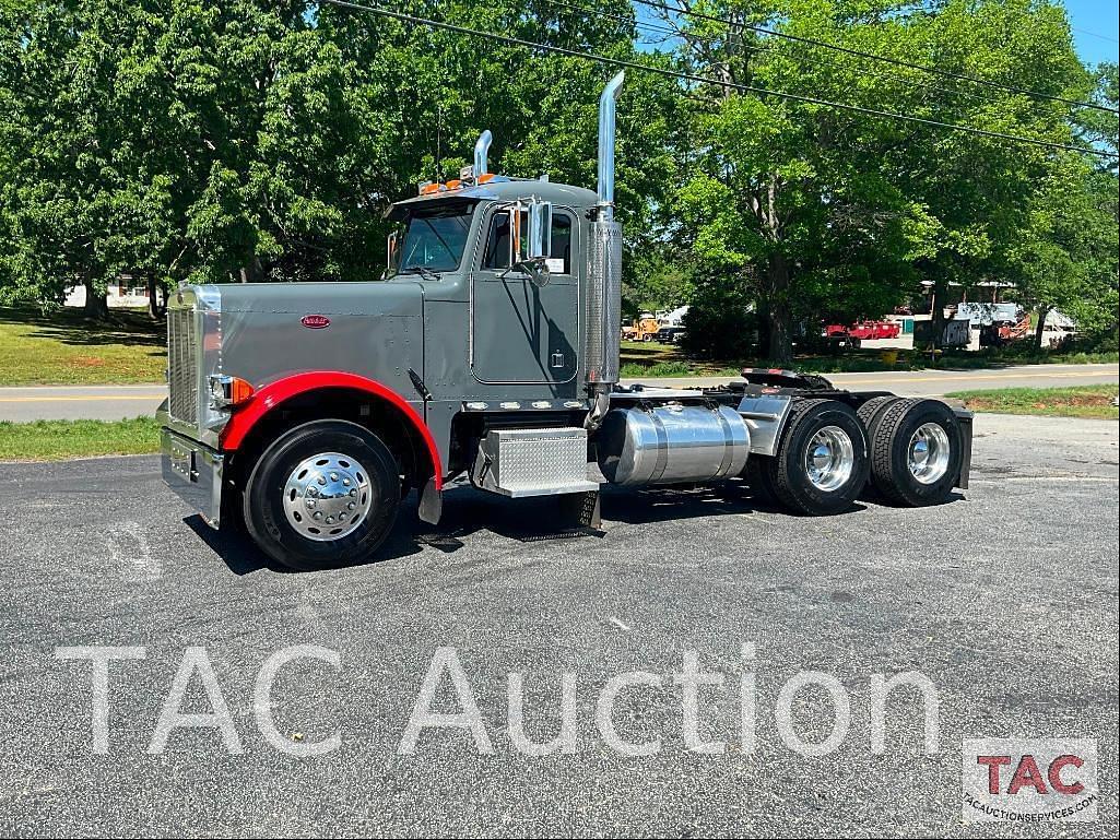 Image of Peterbilt 389 Primary image