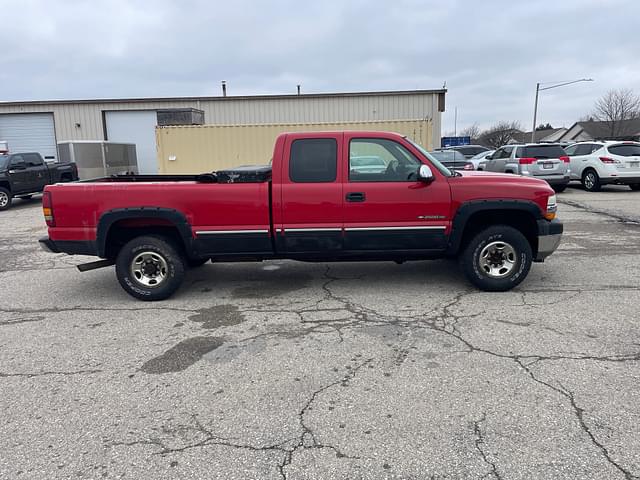 Image of Chevrolet 2500HD equipment image 2