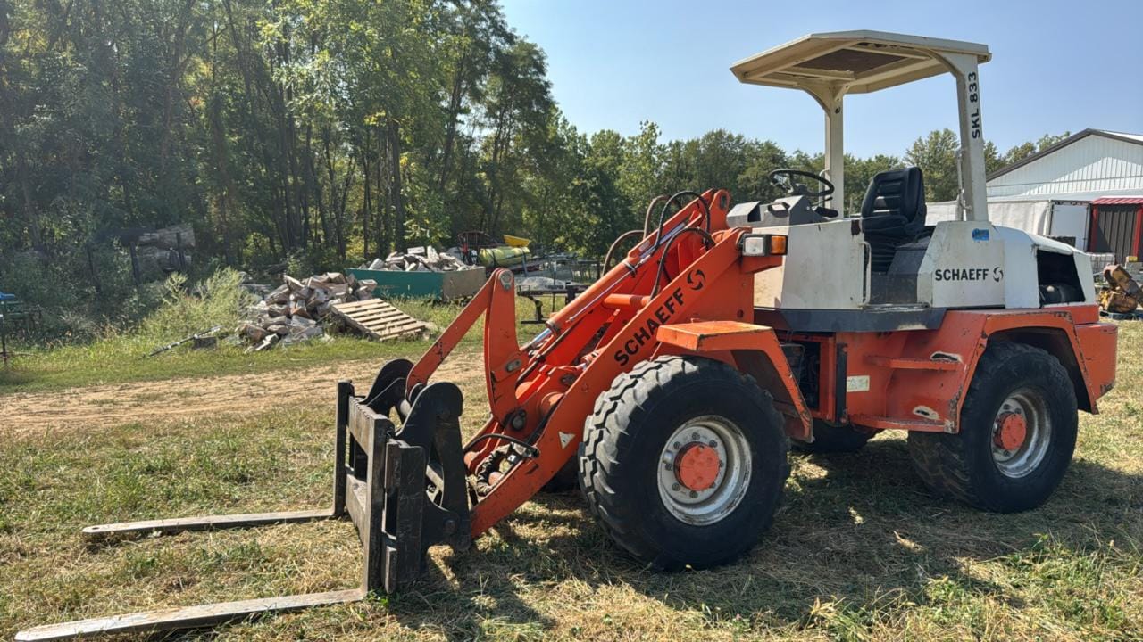 2001 Schaeff SKL833 Equipment Image0