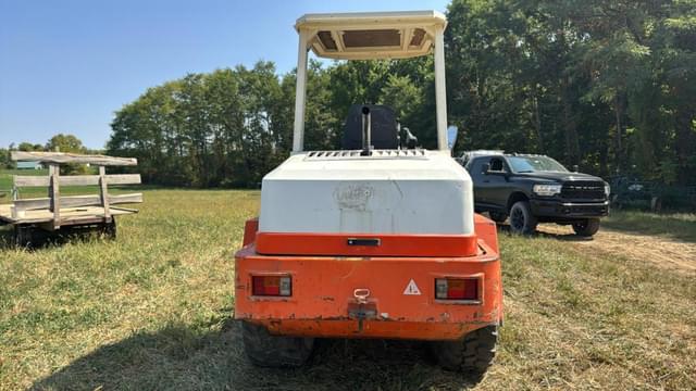 Image of Schaeff SKL833 equipment image 4