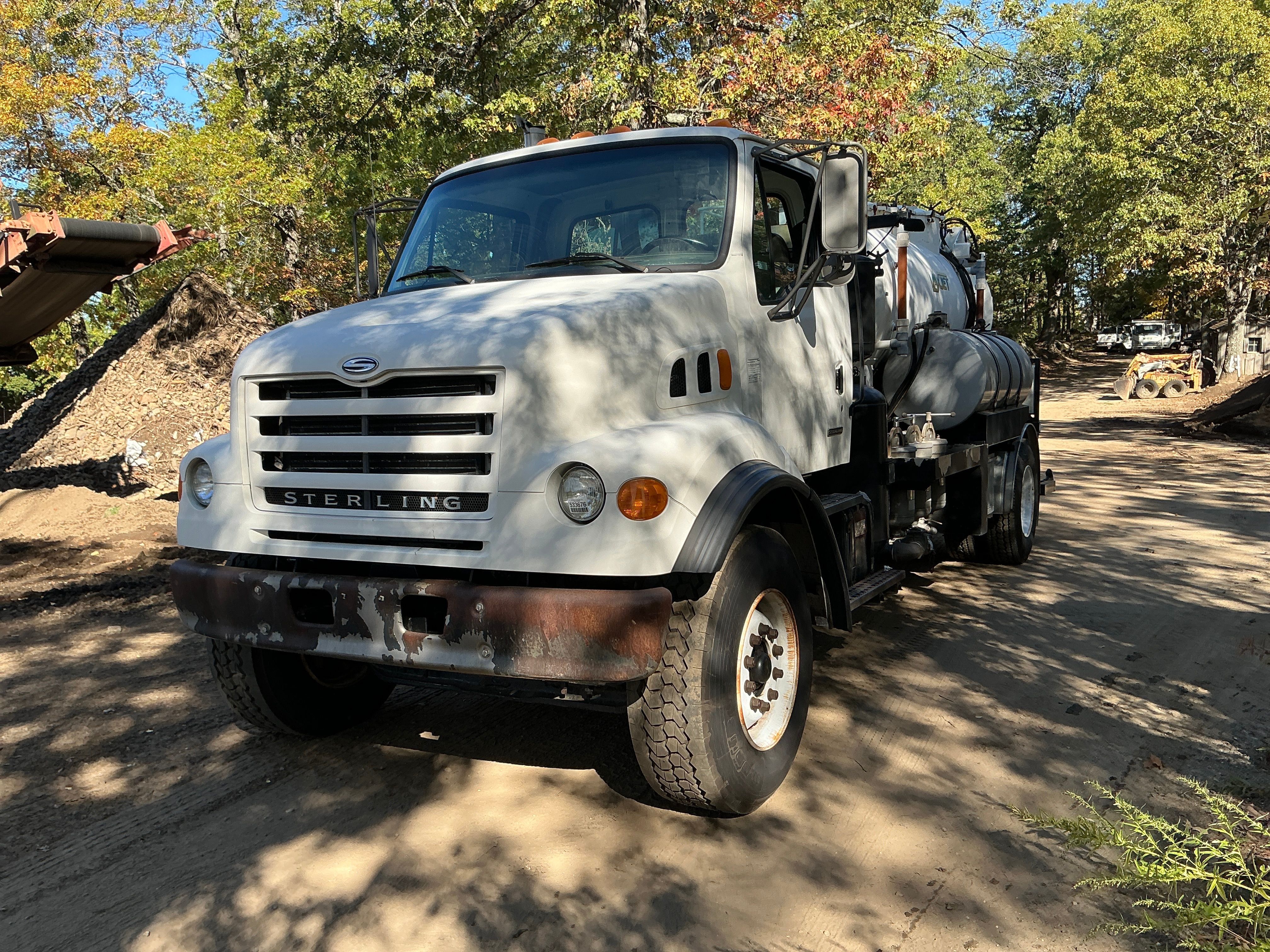 2001 Sterling L7500 Equipment Image0