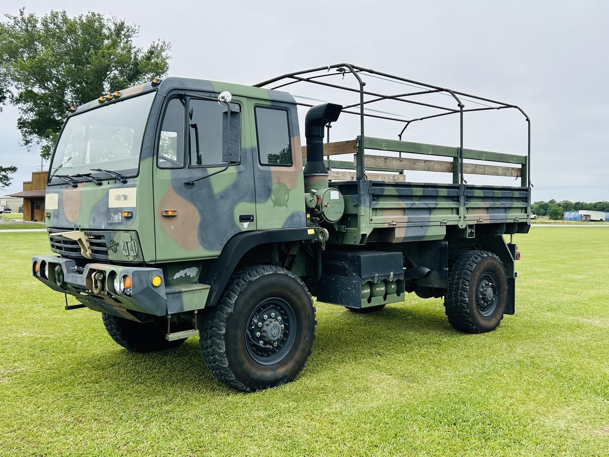 2001 Stewart & Stevenson M1078A1  Equipment Image0