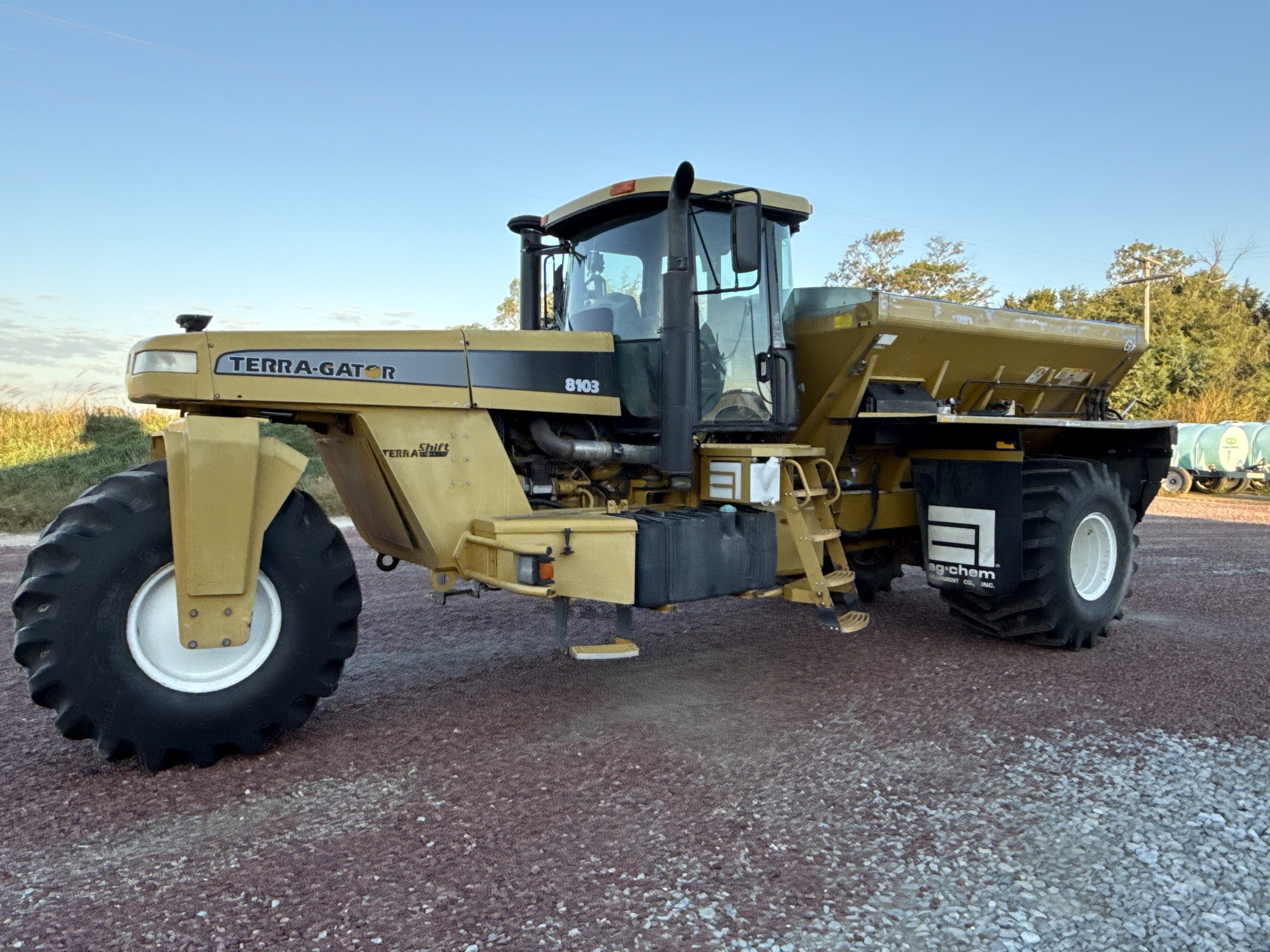 2001 Ag-Chem Terra-Gator 8103 Equipment Image0