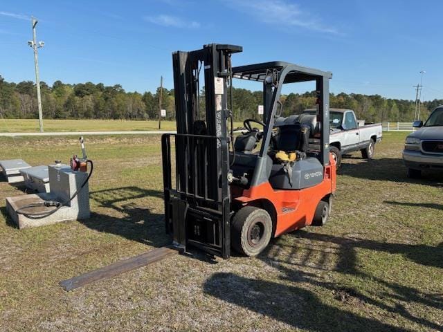 2001 Toyota 7FGU15 Equipment Image0