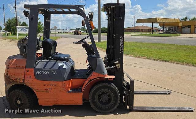 Image of Toyota 7FGU25 equipment image 3