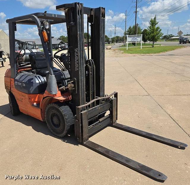 Image of Toyota 7FGU25 equipment image 2