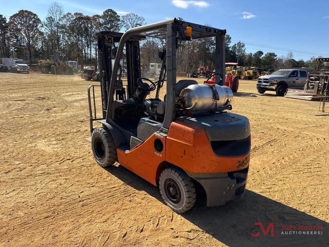 Image of Toyota 8FGU25 equipment image 2