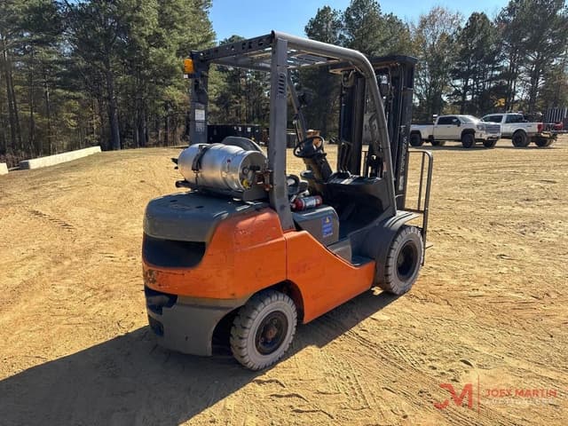 Image of Toyota 8FGU25 equipment image 1