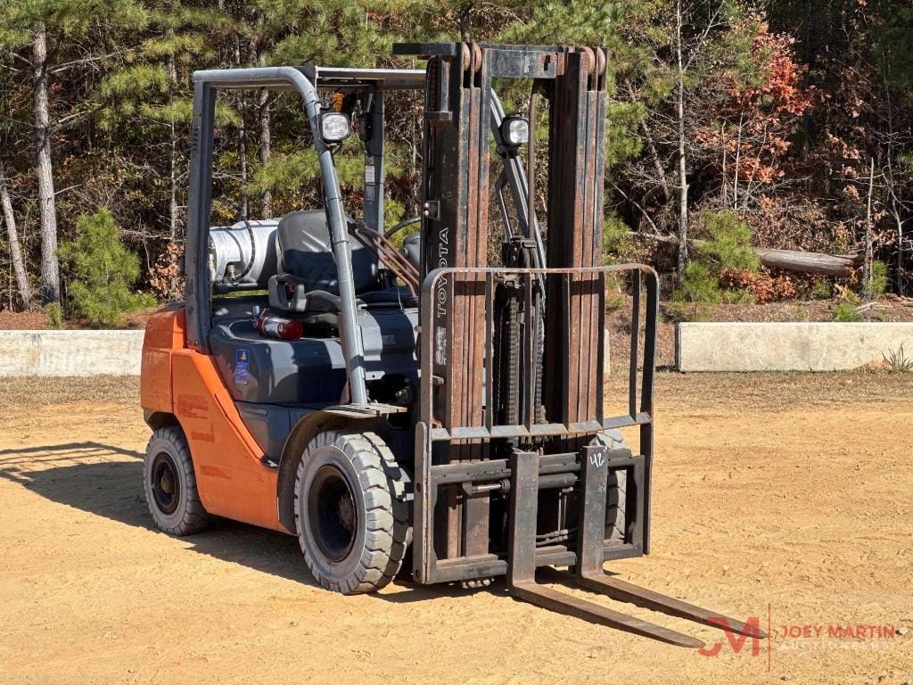 2001 Toyota 8FGU25 Equipment Image0