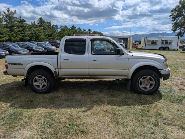 Image of Toyota Tacoma equipment image 3