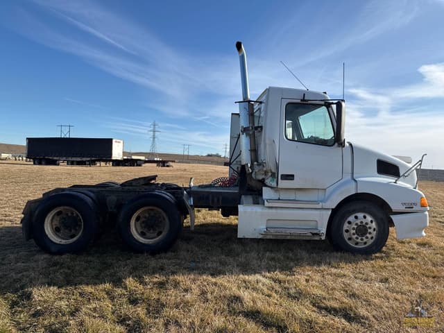 Image of Volvo VNL64T300 equipment image 4