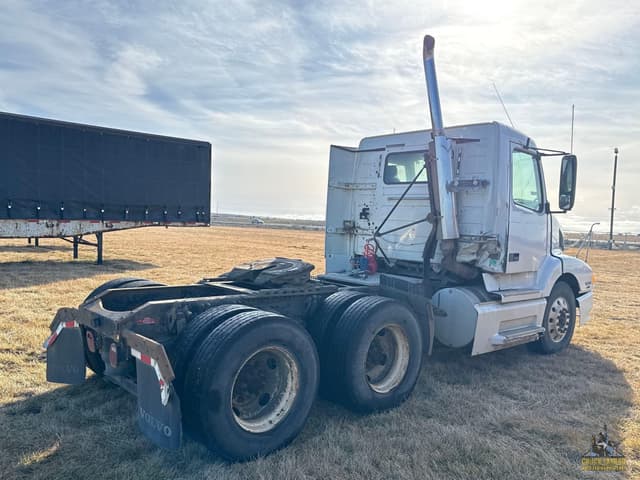 Image of Volvo VNL64T300 equipment image 3