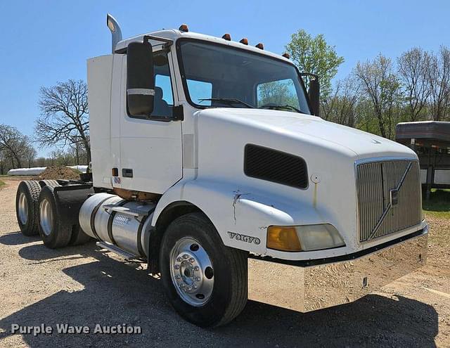 Image of Volvo VNM equipment image 2