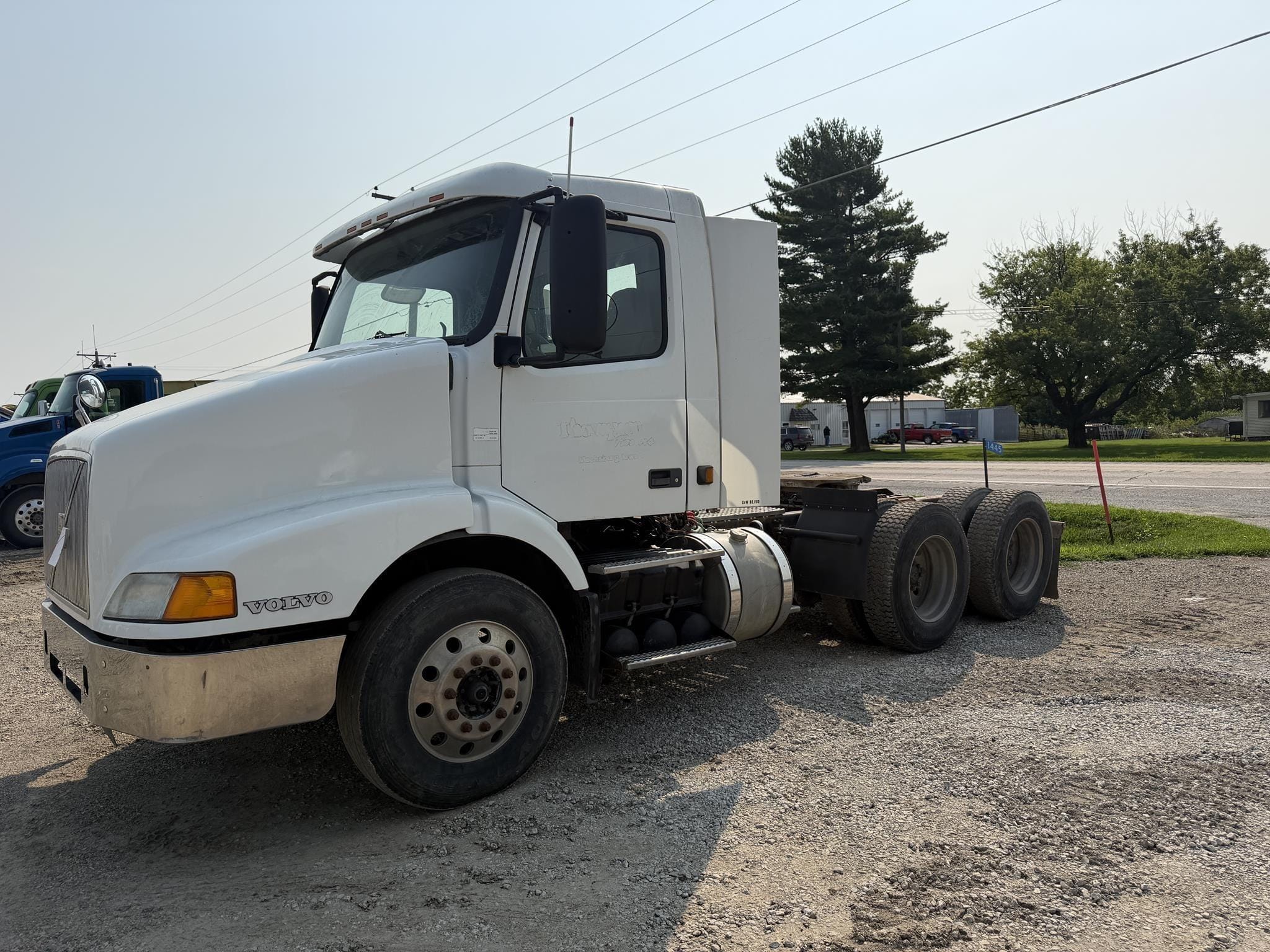 2001 Volvo VNM64T200 Equipment Image0