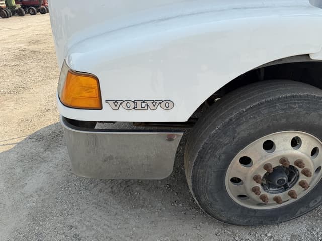 Image of Volvo VNM64T200 equipment image 4