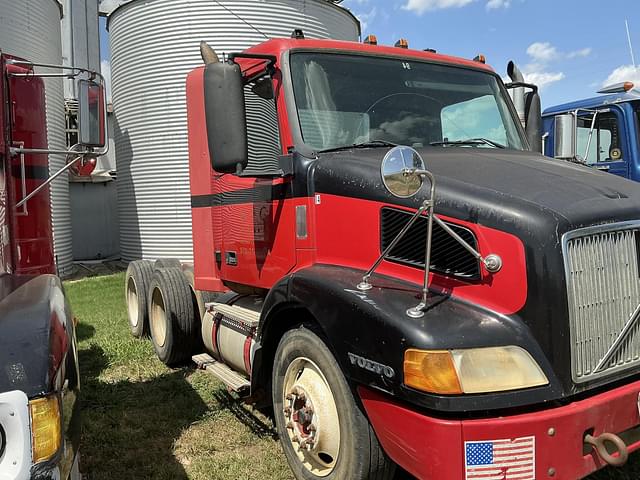 Image of Volvo VNM64T200 equipment image 2