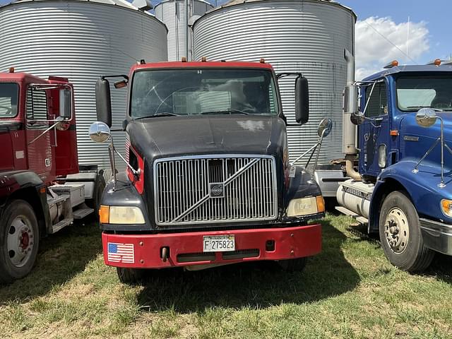 Image of Volvo VNM64T200 equipment image 1