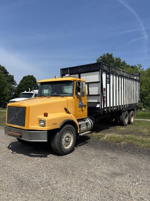 2001 Volvo WG64 Image