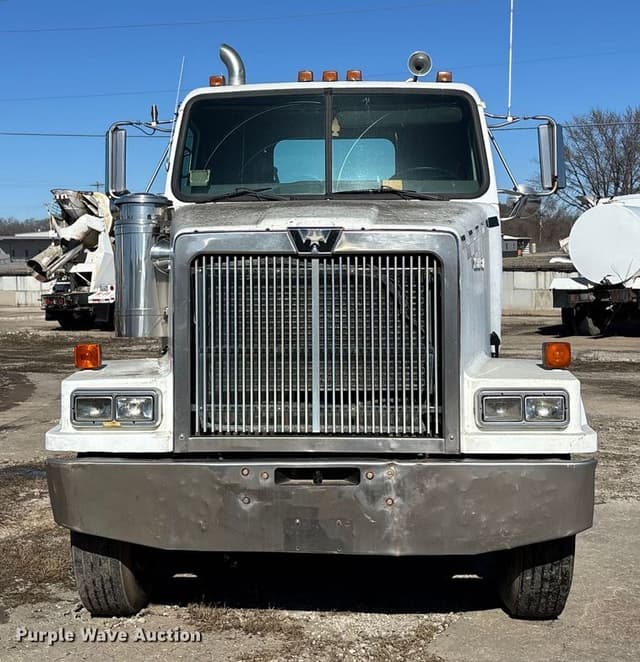 Image of Western Star 4900 equipment image 1