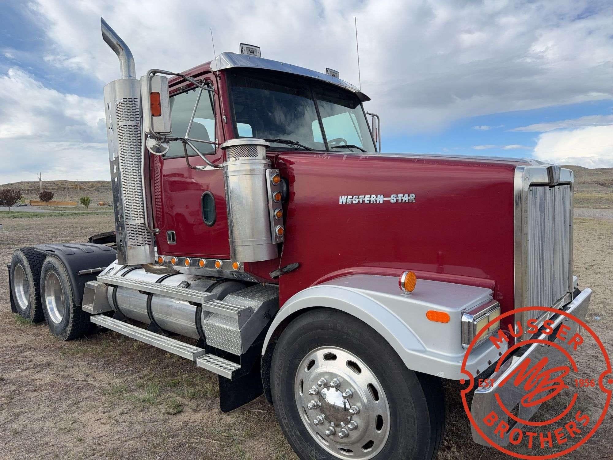2001 Western Star 4900 Equipment Image0