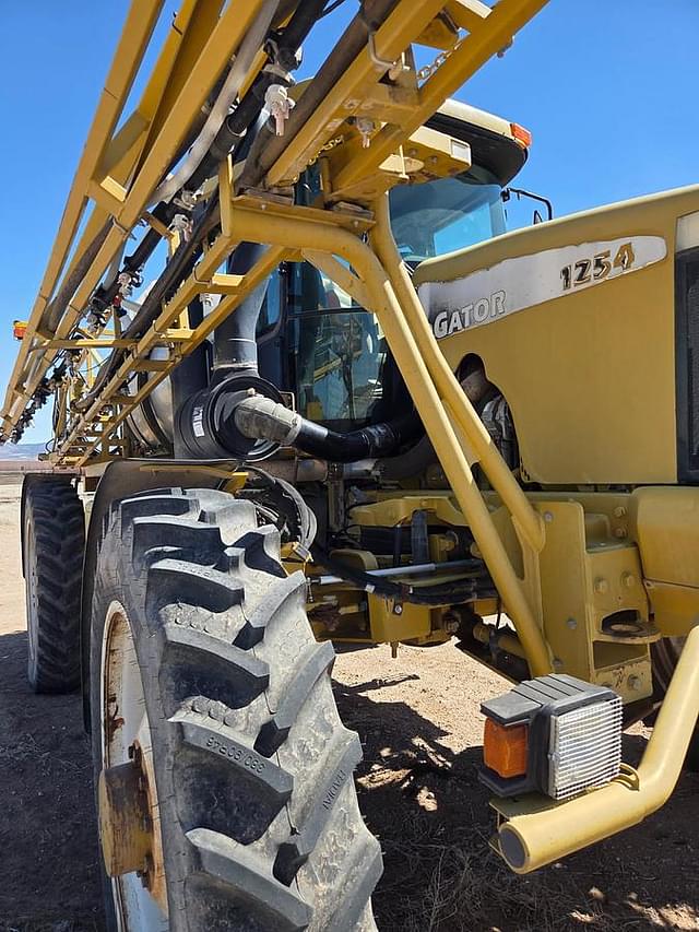 Image of Ag-Chem RoGator 1254 equipment image 3