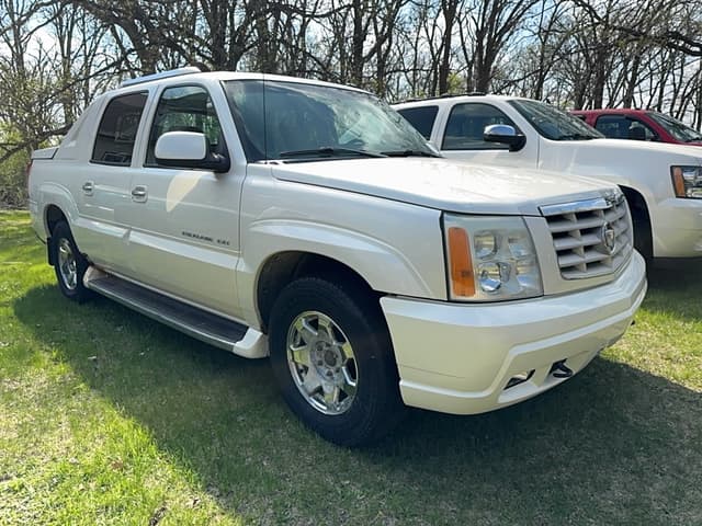 Image of Cadillac Escalade equipment image 2