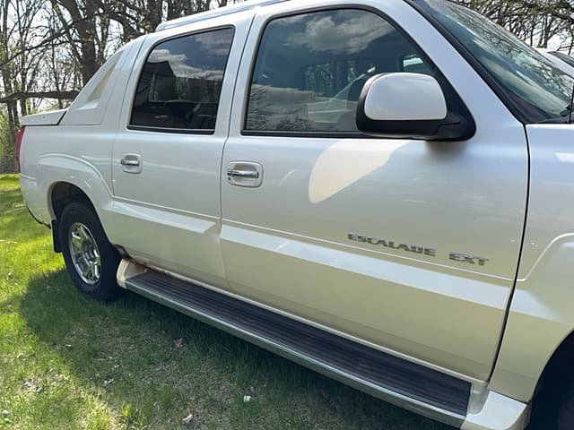 Image of Cadillac Escalade equipment image 4