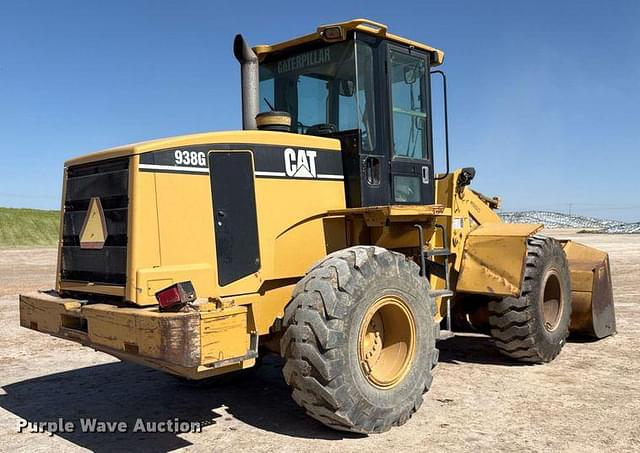 Image of Caterpillar 938G equipment image 4