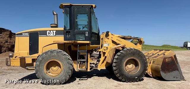 Image of Caterpillar 938G equipment image 3
