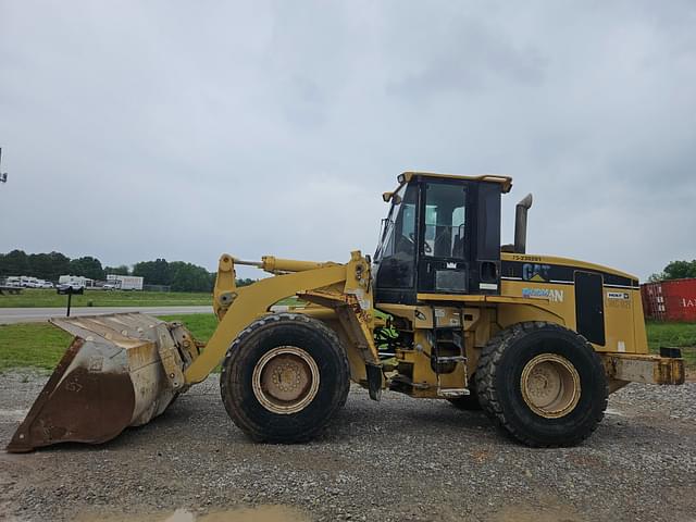 Image of Caterpillar 938G equipment image 3