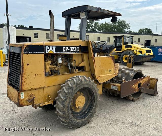 Image of Caterpillar CP-323C equipment image 4