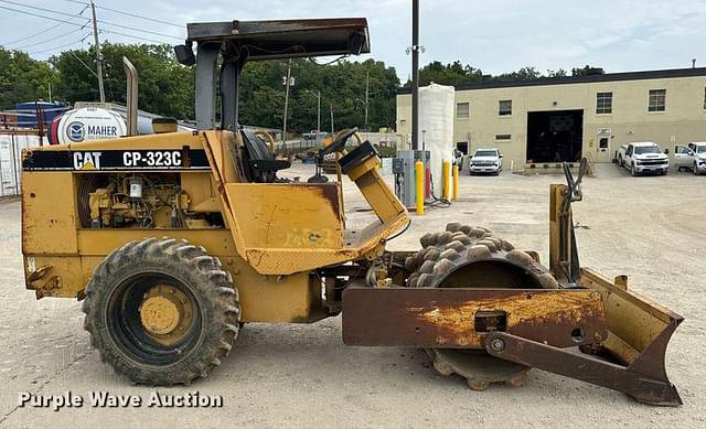 Image of Caterpillar CP-323C equipment image 3