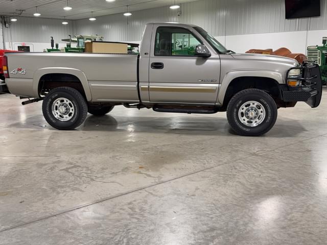 Image of Chevrolet 2500HD equipment image 3